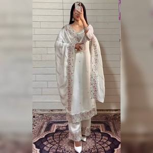 Ensemble Salwar Kameez 3 Pièces Long avec Plazzo et Dupatta en Soie Chinon Pure, Magnifiques Broderies des Deux Côtés, Style Moderne, Idéal pour les Fêtes, Livraison Rapide - Product Image 1