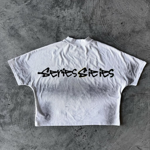ผู้ผลิตเสื้อยืดแบบกำหนดเอง เสื้อยืดโอเวอร์ไซส์ 300gsm สไตล์วินเทจ ซันเฟด เอซิดวอช เนื้อผ้าหนา พิมพ์ลายกราฟิก ทรงครอป บ็อกซี่ สำหรับผู้ชาย - Product Image 2