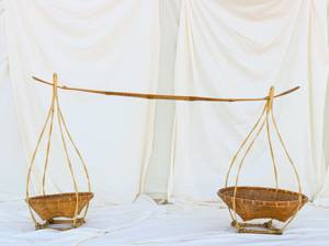 Poteau de transport indonésien avec paniers, très grand, en rotin et bambou tressé à la main, avec étrier d'épaule, style Wabi Sabi, fournisseur mondial de décorations - Product Image 5