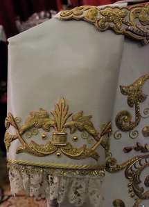 Chasuble moderne respirante personnalisée en ivoire avec broderie dorée et bordure en dentelle, vêtement liturgique pour prêtre catholique, robe d'église XXL - Product Image 5