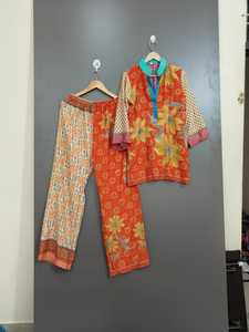 Ensemble de pyjama en satin de soie imprimé floral pour femmes avec haut à col en V, pantalon à taille élastique, logo sur le devant - Vêtements décontractés multi-saisons - Product Image 1