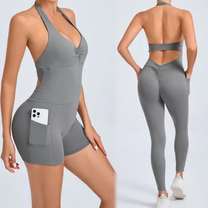 Body de sport pour femme en Spandex/Nylon, très élastique et respirant, avec col en V, bretelles halter, dos froncé et soutien-gorge intégré, modèle trois. - Product Image 5