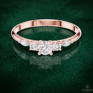 Bague de fiançailles de luxe en or massif 14 carats, sertie de diamants de laboratoire multi-pierres, avec un centre brillant rond, des accents marquise et finition polie. - Product Image 2