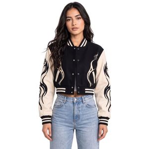 Chaqueta Varsity Personalizada con Parches Gráficos Mixtos, Corte Recortado, Mangas de Cuero, Diseño con Parches de Letras Decorativas - Product Image 6