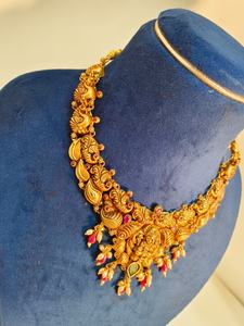 Collar con Colgante Lakshmi de Oro de 22k, Joyería Antigua de Templo, Tradicional para Bodas Indias, Disponible en ORO/PLATA/BRONCE - Product Image 2