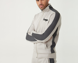 Survêtement gris clair zippé pour homme avec bandes latérales noires et logo imprimé, coupe décontractée, tricoté en polyester et coton, idéal pour l'automne - Product Image 3