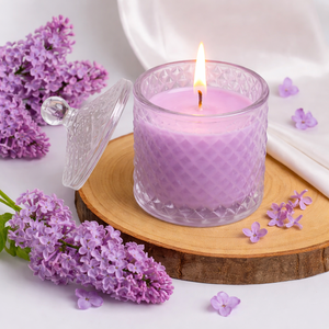 Bougie parfumée en verre au design élégant. Elle évoque une sensation de détente printanière et une décoration intérieure élégante. - Product Image 1