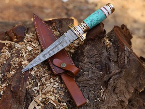 Couteau de chasse Bowie à lame fixe en acier Damas, personnalisé, fait main, multifonctionnel, pour le camping, avec manche en résine et laiton, et étui en cuir - Product Image 1