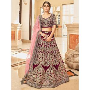 Lehenga Choli de novia de terciopelo bordado color granate con perlas y encaje - Product Image 1