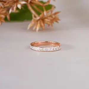 Elegante anillo de media eternidad con diamantes talla baguette en oro rosa para mujer, regalo de lujo para novia, compromiso o aniversario. - Product Image 1