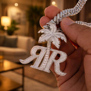 Colgante de Letra Inicial Personalizado con Logotipo, de Plata 925 de Lujo, Totalmente Engastado con Moissanita VVS1 que Pasa la Prueba, con Diseño Exclusivo - Product Image 4