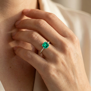Bagues de Mariage Luxueuses en Or Massif 18 carats avec Émeraude de Laboratoire Taille Coussin et Diamants Véritables, Bijoux Personnalisés en Or 18 carats avec Pierre de Naissance, Fabrication OEM - Product Image 2