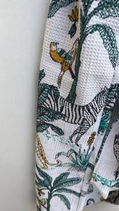 Bata de algodón tipo kimono con estampado animal, para spa, baño o descanso. - Product Image 3