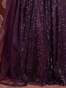 Vestido de Dama de Honor con Lentejuelas Moradas, Top Corto con Hombros Descubiertos y Falda Larga en Línea A, Cuello Barco, Sin Mangas, Estilo Clásico - Product Image 5