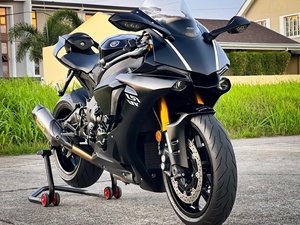 Motocicleta Deportiva Ya-m@ha R1 Negra Usada en Buen Estado, Carenado Completo, Carreras en Calle, 600-1000cc, >80km/h, Uso en Carretera - Product Image 1