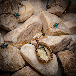 Collier Pendentif Macramé Fait Main avec Perles d'Eau Douce et Pierre Jaune Dorée Plaqué Platine, Bijou Bohème Guérison pour Fête - Product Image 1