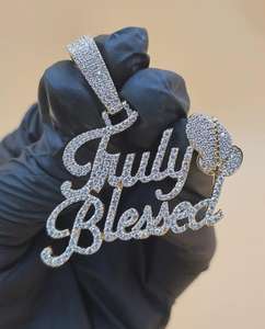Colgante de Letra 'Truly Blessed' en Plata 925 con Moissanita de Corte Brillante Redondo, Chapado en Oro de 18K, Joyería Unisex con Temática Hip Hop - Product Image 5