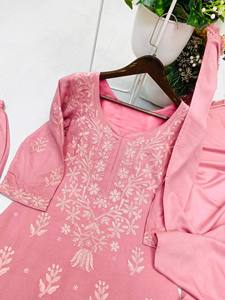 EXCLUSIF ET CONFORTABLE POUR UNE UTILISATION QUOTIDIENNE : KURTA, PLAZZO ET DUPATTA AVEC BRODERIES - Product Image 5