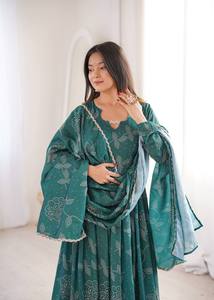 Robe longue pour femme TENNECY, à porter avec un maslin imprimé et une dentelle dorée, sans plis, idéale pour les occasions de mariage - Product Image 4