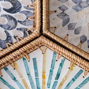 Plateau de rangement rond en rotin de conception spéciale pour la cuisine Organisateur de boissons et d'aliments aux fruits à un niveau avec coquille complexe incrustée - Product Image 2