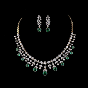 Conjunto de Collar de Plata para Novia con Diamantes Cultivados en Laboratorio y Piedras de Aspecto Esmeralda Verde |   Joyería nupcial de lujo - Product Image 1