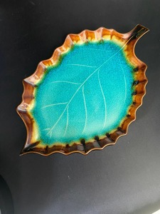 Assiette décorative en métal bleu, motif feuille artistique, élégante, pour une présentation moderne à la maison et sur la table. - Product Image 4