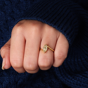 Anillo de Diamante Amarillo Cultivado en Laboratorio con Corte Marquesa de 2 Quilates, Certificado por IGI, Solitario Bypass en Oro de 18k - Product Image 2