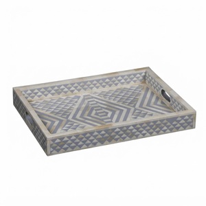 Plateau de service rectangulaire décoratif en bois gris avec incrustation d'os, fait main, motif chevron géométrique, pour table basse, ottoman, salon - Product Image 1