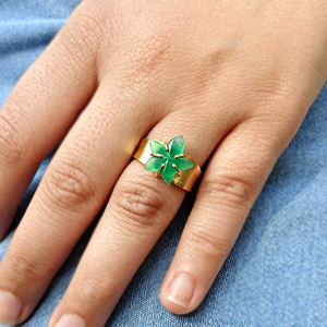 Anillo ajustable minimalista con flor tallada en ónix verde, chapado en oro de 18k, banda de metal con acabado cepillado, anillos abiertos con parte trasera abierta. - Product Image 3