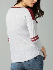 Camiseta Casual de Punto para Mujer, Más Vendida, con Bloques de Color, Manga Raglán, Cuello Redondo, Manga Tres Cuartos, Diseño de Rayas Grises y Rojas - Product Image 2