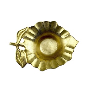 Bol décoratif doré artisanal avec poignée, design luxueux en métal, idéal pour servir des fruits secs, des collations, centre de table festif - Product Image 1