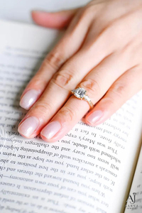 Anillo de compromiso unisex chapado en oro con moissanita redonda brillante y corte de corazón y pera, engaste de garras, joyería de boda - Product Image 5