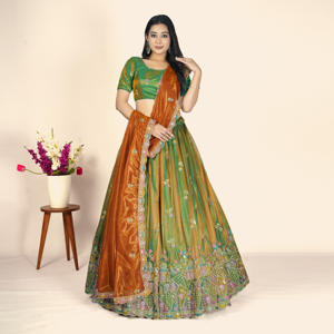 Lehenga Choli Fendy Net con Bordado Intrincado de Hilos Múltiples, Falda Acampanada, Blusa de Diseñador y Dupatta en Contraste, Ideal para Fiestas - Product Image 4