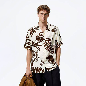 Chemise noire à manches courtes pour homme, ornée de motifs géométriques rétro dans des tons terreux chauds – où l'art moderne rencontre le style quotidien. - Product Image 4