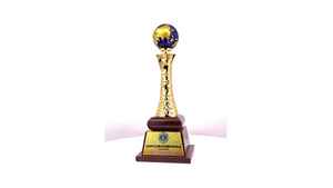 Trofeo de premio Globe Top con columna texturizada dorada y base de madera para reconocimiento de excelencia y logros corporativos - Product Image 5