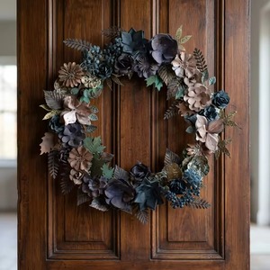 Impresionante corona floral metálica con flores azules profundos, suculentas y hojas de bronce, un hermoso adorno para espacios elegantes - Product Image 5