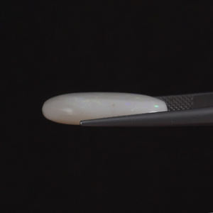 Opale naturelle de bonne qualité certifiée IGI, pierre précieuse blanche en vrac, 10,27 carats, taille coussin 23x15mm, polie, cirée/huileée, légère - Product Image 2