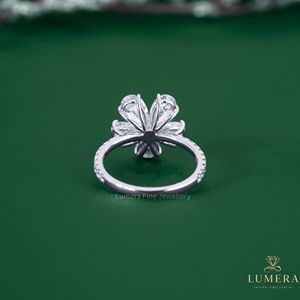 Anillo de compromiso con diamante cultivado en laboratorio en forma de racimo floral, diseño de pétalos de diamante talla pera a juego con banda micro pavé, joyería nupcial - Product Image 4
