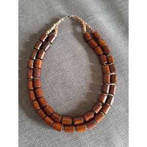 Collier moderne en résine et bois fait main avec accessoires de mode en cristal, fini avec une touche artisanale - Product Image 2