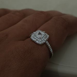 Anillo de Compromiso Revalia de Plata de Ley 925 con Circonita Cúbica de Corte Cojín y Halo, Elegante y Clásico con Acabado Pulido para Mujer, Ideal para Bodas y Fiestas - Product Image 2