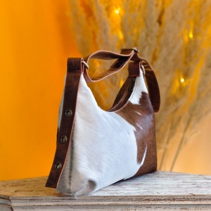 Bolso de Lujo Portátil Impermeable Antirrobo de Piel Genuina y Poliéster Ligero con Cremallera Única y Diseño de Letras de Venus Leathers - Product Image 2