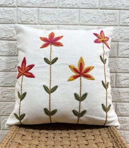 Funda de Cojín Nórdica Hecha a Mano de Algodón y Lino, Cuadrada, Colorida, con Bordado Floral - Product Image 1
