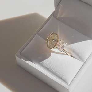 แหวน Toi Et Moi เพชรเพาะเลี้ยงทรงรี 2.01 กะรัต และทรงเหลี่ยมมรกต 1.01 กะรัต ทองคำแท้ 14K ของขวัญสุดหรูสำหรับงานปาร์ตี้ - Product Image 4