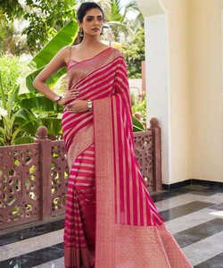 Sari de seda verde claro listo para enviar, vestido tradicional indio estilo Banarasi, sari drapeado con borde estampado para ceremonias. - Product Image 1