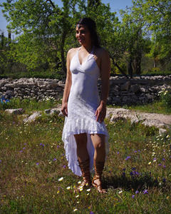 Robe longue bohème tendance 2026 en dentelle blanche avec dos croisé, idéale pour les soirées et festivals, vêtements de fête pour femmes - Product Image 4