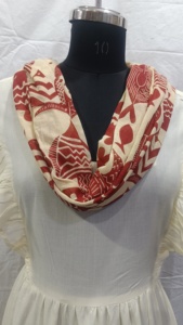 Écharpe en coton esthétique rouge à motif poisson imprimé, douce, ethnique, audacieuse, étole d'été, foulard traditionnel imprimé, cadeau pour elle - Product Image 3