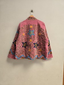 Veste Suzani en velours rose pour femme, brodée à la main avec motifs floraux en spirale, style bohème ethnique, vente en gros et exportation - Product Image 2