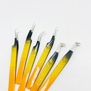 Pinzas Profesionales Antimagnéticas de Acero Inoxidable Amarillo y Negro de 12 mm para Extensión de Pestañas con Punta Suave, Venta al Por Mayor - Product Image 1