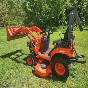 Tracteur compact Kubota BX2380 avec chargeur frontal et tondeuse à gazon, performances automatiques fiables pour les grandes propriétés - Product Image 6