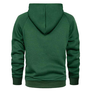 Sudaderas con capucha para hombre en grandes cantidades para uso urbano, ligeras, de algodón y poliéster, disponibles en todas las tallas. - Product Image 3